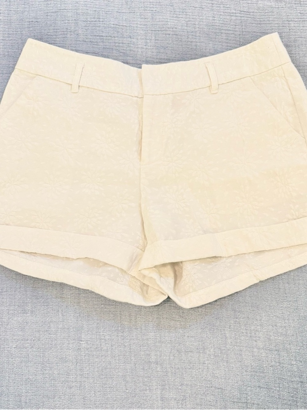 Elegant High-Rise Cream Floral Textured Women's Shorts - Picture 2 of 8